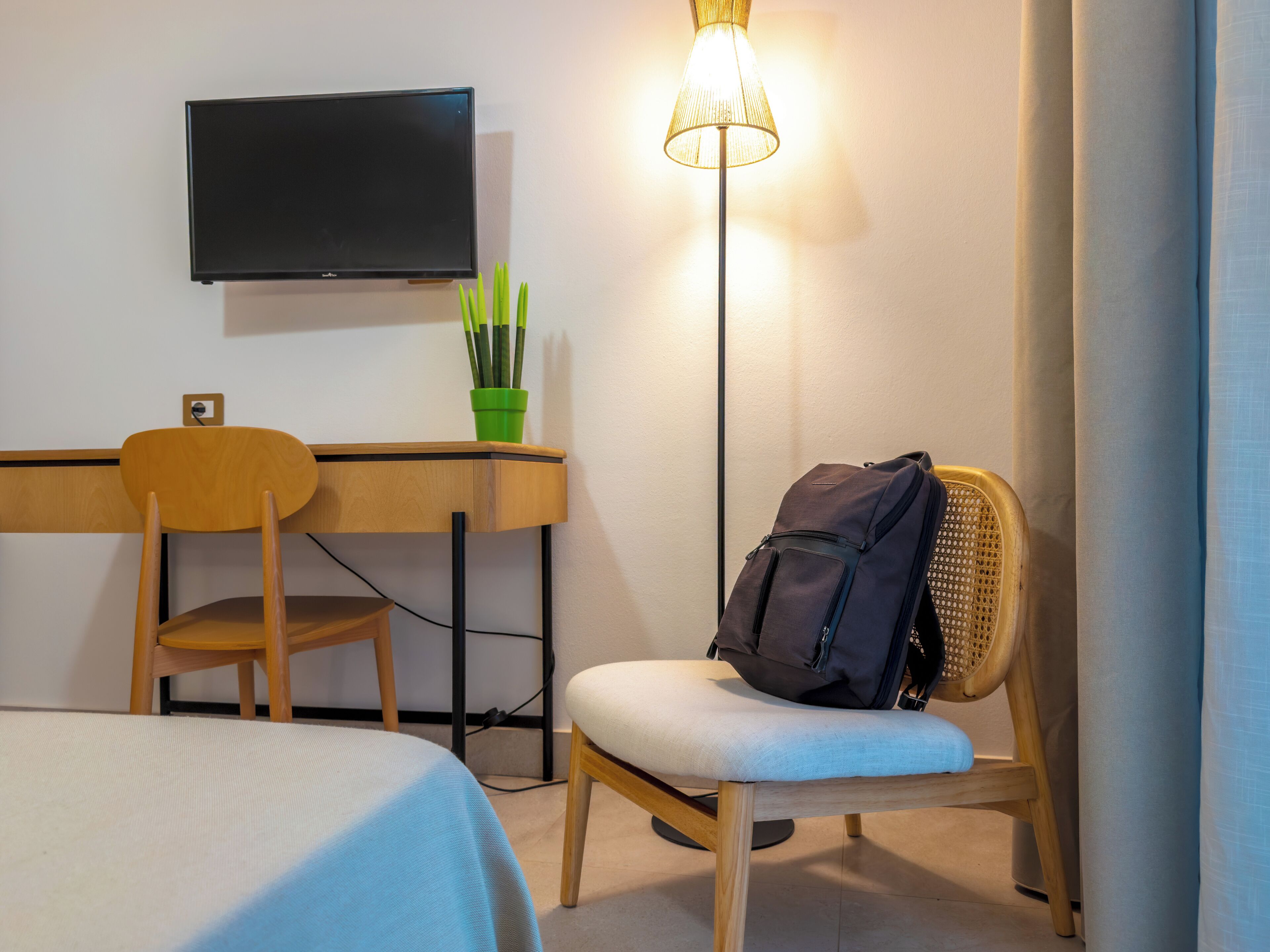 غرفة مزدوجة أو بسريرين منفصلين - بشرفة | 1 غرفة نوم وخزنة داخل الغرفة ومكتب وواي فاي مجانًا