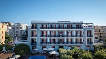 Außenpool (je nach Saison geöffnet), Sonnenschirme, Liegestühle