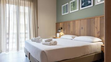 Doppel- oder Zweibettzimmer, Balkon | 1 Schlafzimmer, Zimmersafe, Schreibtisch, kostenloses WLAN