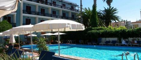 Außenpool (je nach Saison geöffnet), Sonnenschirme, Liegestühle