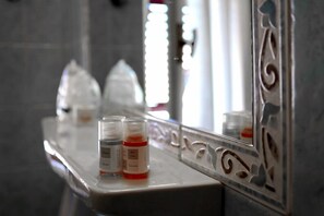 مستلزمات مجانية للعناية الشخصية، مجففات شعر، مراحيض شطف، مناشف