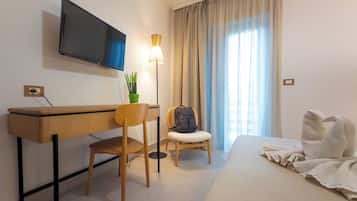 Doppel- oder Zweibettzimmer, Balkon, Poolblick | 1 Schlafzimmer, Zimmersafe, Schreibtisch, kostenloses WLAN