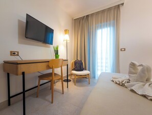 Doppel- oder Zweibettzimmer, Balkon, Poolblick | 1 Schlafzimmer, Zimmersafe, Schreibtisch, kostenloses WLAN