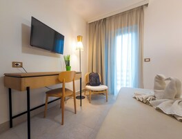 1 habitación, caja de seguridad en la habitación y escritorio 