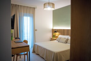 1 habitación, caja de seguridad en la habitación y escritorio 