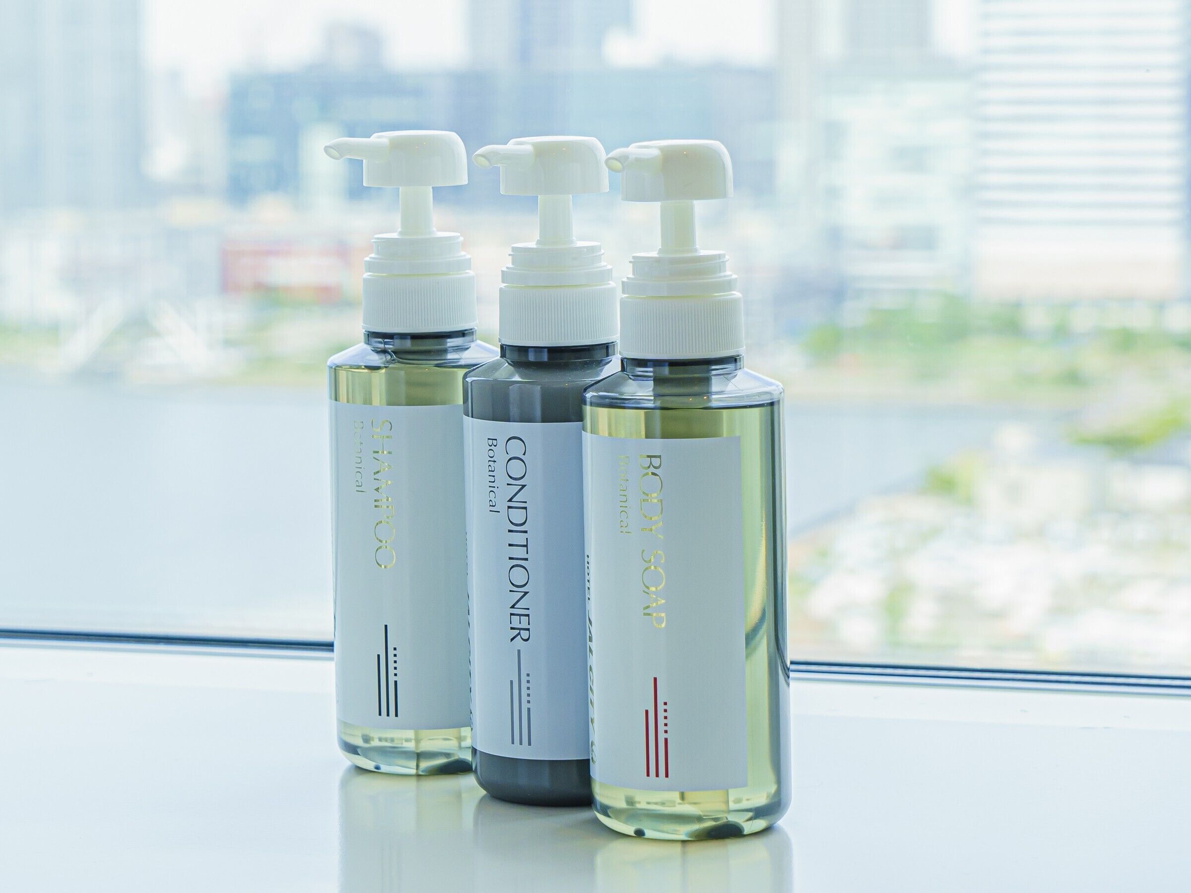 separate bathtub and shower, rainfall showerhead, free toiletries