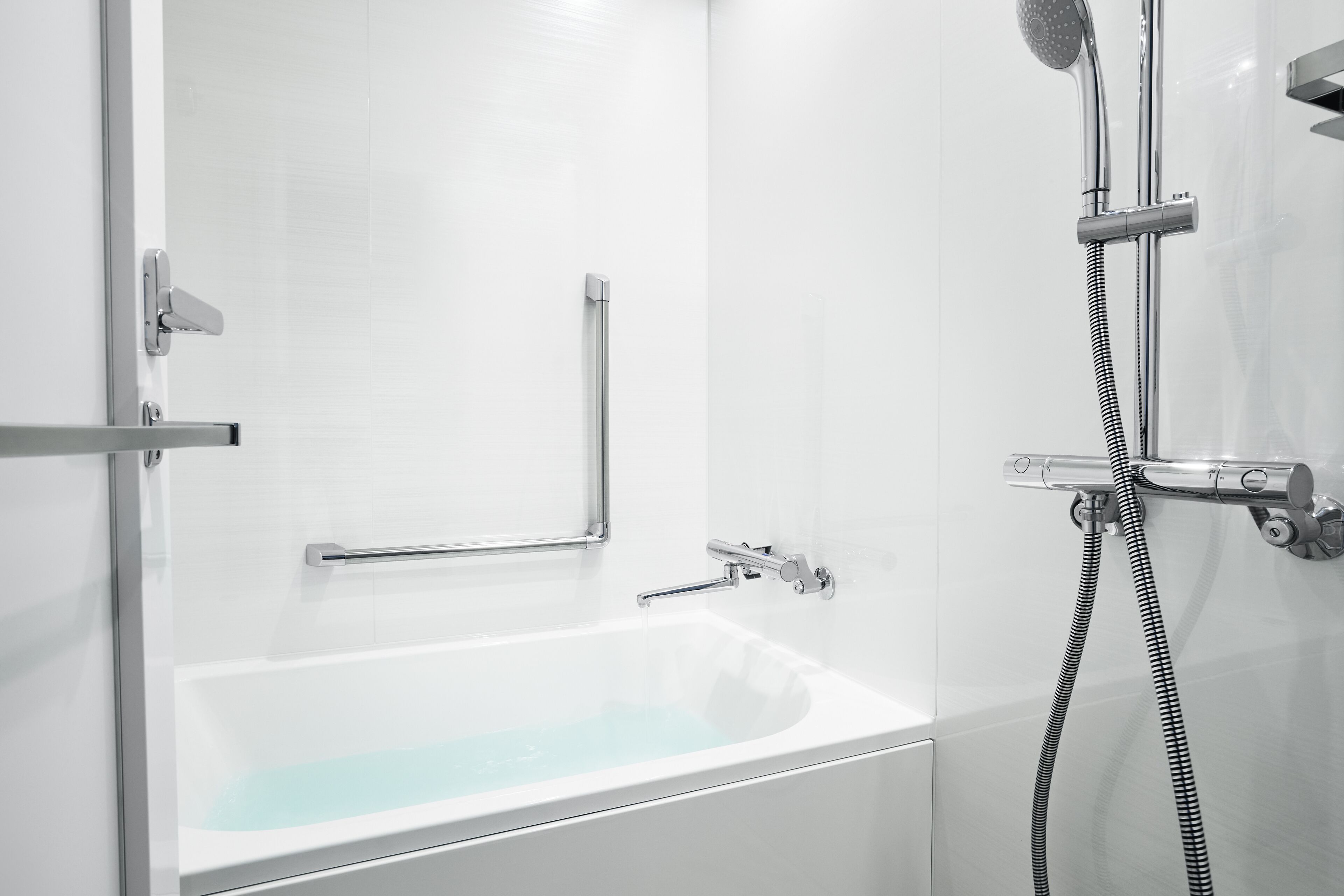 separate bathtub and shower, rainfall showerhead, free toiletries