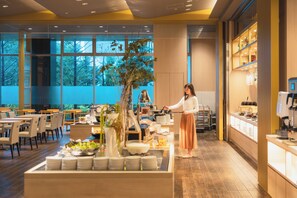 Petit déjeuner buffet servi tous les jours en supplément