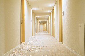 Cofres nos quartos, cortinas blackout, Wi-Fi de cortesia, roupa de cama