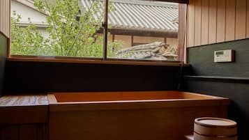 Deluxe kamer, niet-roken (VMG) | Badkamer | Een aparte badkuip en douche, gratis toiletartikelen, een haardroger