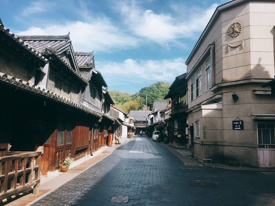 Une rue typique, bordée de bâtiments en bois et pavée de pierres.