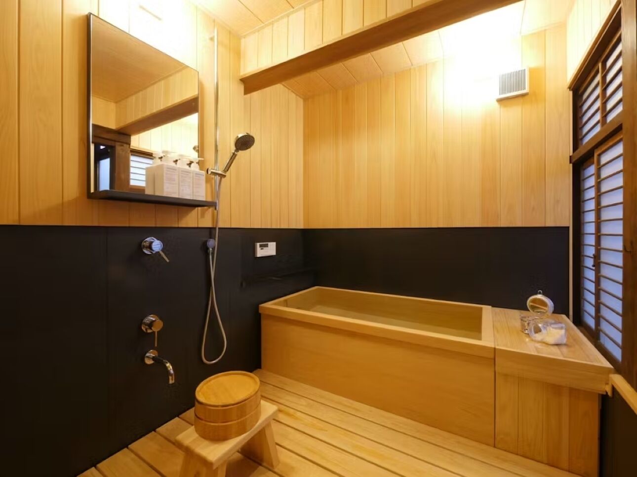 별도의 욕조 및 샤워 시설, 무료 세면용품, 헤어드라이어, 슬리퍼