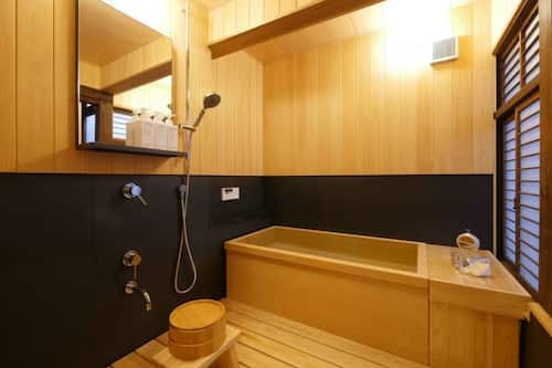 Baignoire et douche séparées, articles de toilette gratuits