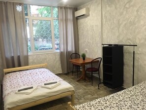 Familieværelse til 3 personer | Skrivebord, lydisolering, gratis Wi-Fi, sengetøj