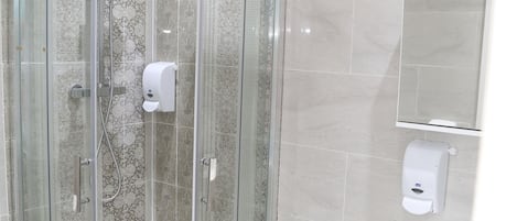 シャワー、バスアメニティ (無料)、ヘアドライヤー、タオル