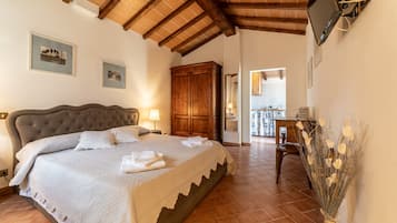 Room (Pozzo) | Individually decorated, individually furnished, desk, laptop workspace