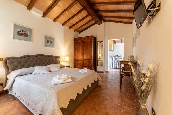 Room (Pozzo) | Individually decorated, individually furnished, desk, laptop workspace