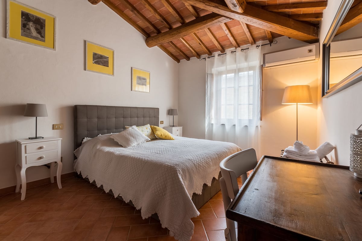 Room, 2 Bedrooms (Piazzetta) | 2 bedrooms, individually decorated, individually furnished, desk