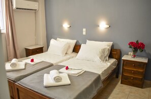 Desk, blackout drapes, soundproofing, iron/ironing board - Salt Lake Apartments (Zakynthos)
