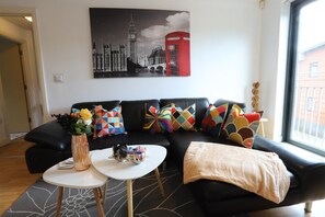 Apartemen Premier | Ruang keluarga | TV layar datar