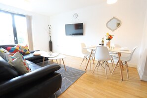 พรีเมียร์อพาร์ทเมนท์ | ห้องนั่งเล่น | ทีวีจอแบน