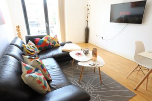 Appartement Premier | Salle de séjour | Téléviseur à écran plat