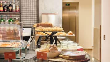 Café da manhã com buffet todos os dias (EUR 12.00 por pessoa)