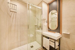 Standaard tweepersoonskamer, uitzicht op de stad | Badkamer | Een douche, gratis toiletartikelen, badjassen, pantoffels