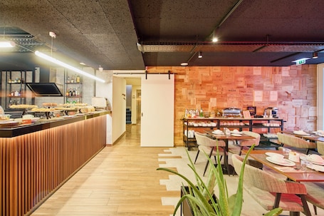 Daily buffet breakfast for a fee. Hotel Moon & Sun Braga