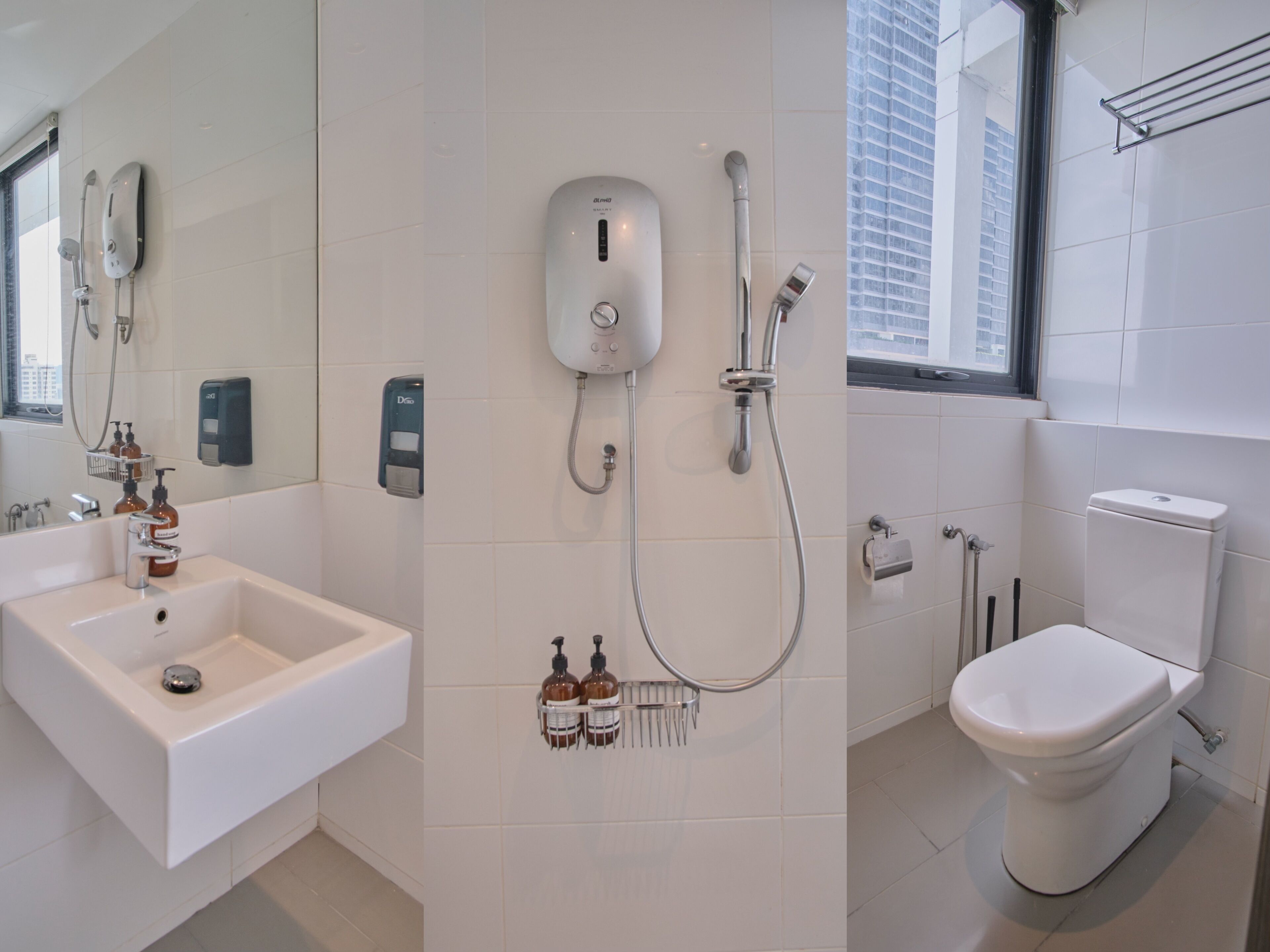 Ein modernes Badezimmer mit einer Badewanne, einer Dusche und einem WC.
