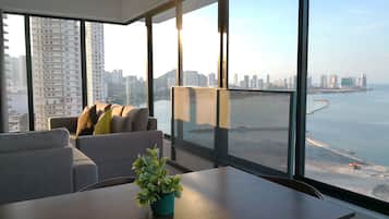 Apartamento estándar, varias camas, vistas parciales al mar (SG12-1) | Zona de estar | Una televisión de pantalla plana