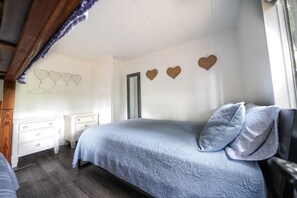 2 bedrooms, desk, iron/ironing board, free WiFi