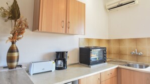 Coffee/tea maker, fridge, microwave, stovetop - Splash Pool Bar (Zakynthos)