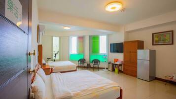 Chambre Quadruple, 2 grands lits | Literie de qualité supérieure, bureau, rideaux occultants