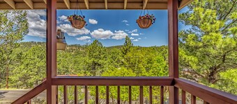 Deer Crossing: Soak, Stargaze, Relax