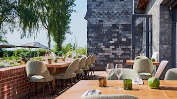 Se sirven desayunos, comidas y cocina francesa con vista al jardín