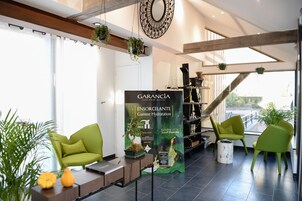 Salas de tratamiento para parejas, un sauna, una bañera de hidromasaje