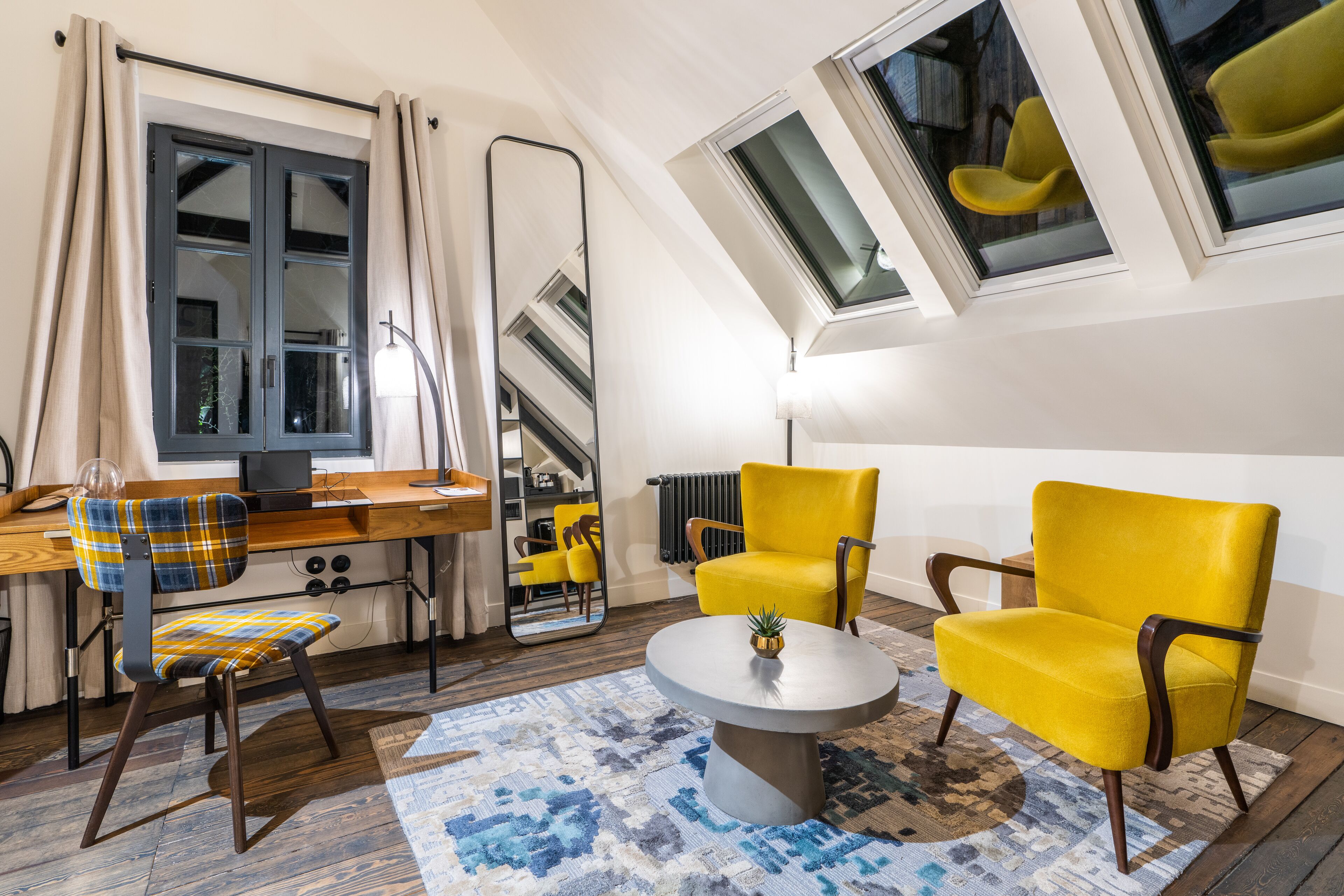 grand suite, 1 king bed, bathtub (biggy suite) | living area | 80-cm flat-screen tv with cable channels