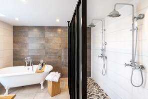 Classic Suite, 1 King Bed, Bathtub (Roomy Suite) | Bathroom | Hair dryer, bathrobes, towels, soap - Les Jardins de Coppelia (Pennedepie)