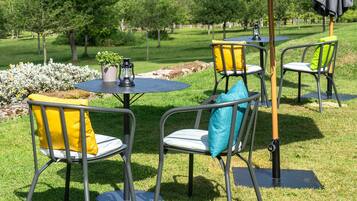 Frokost, lunsj og middag serveres, franske retter, utsikt mot hagen