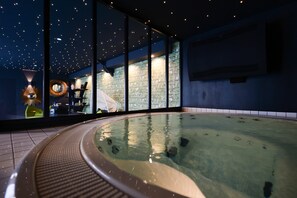 Couples treatment room(s), sauna, hot tub, steam room, body treatments