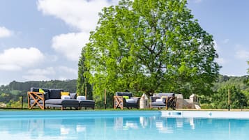 Sæsonbestemt udendørs pool, åben fra kl. 10.00 til kl. 20.00, liggestole