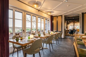 供应早餐、午餐和晚餐