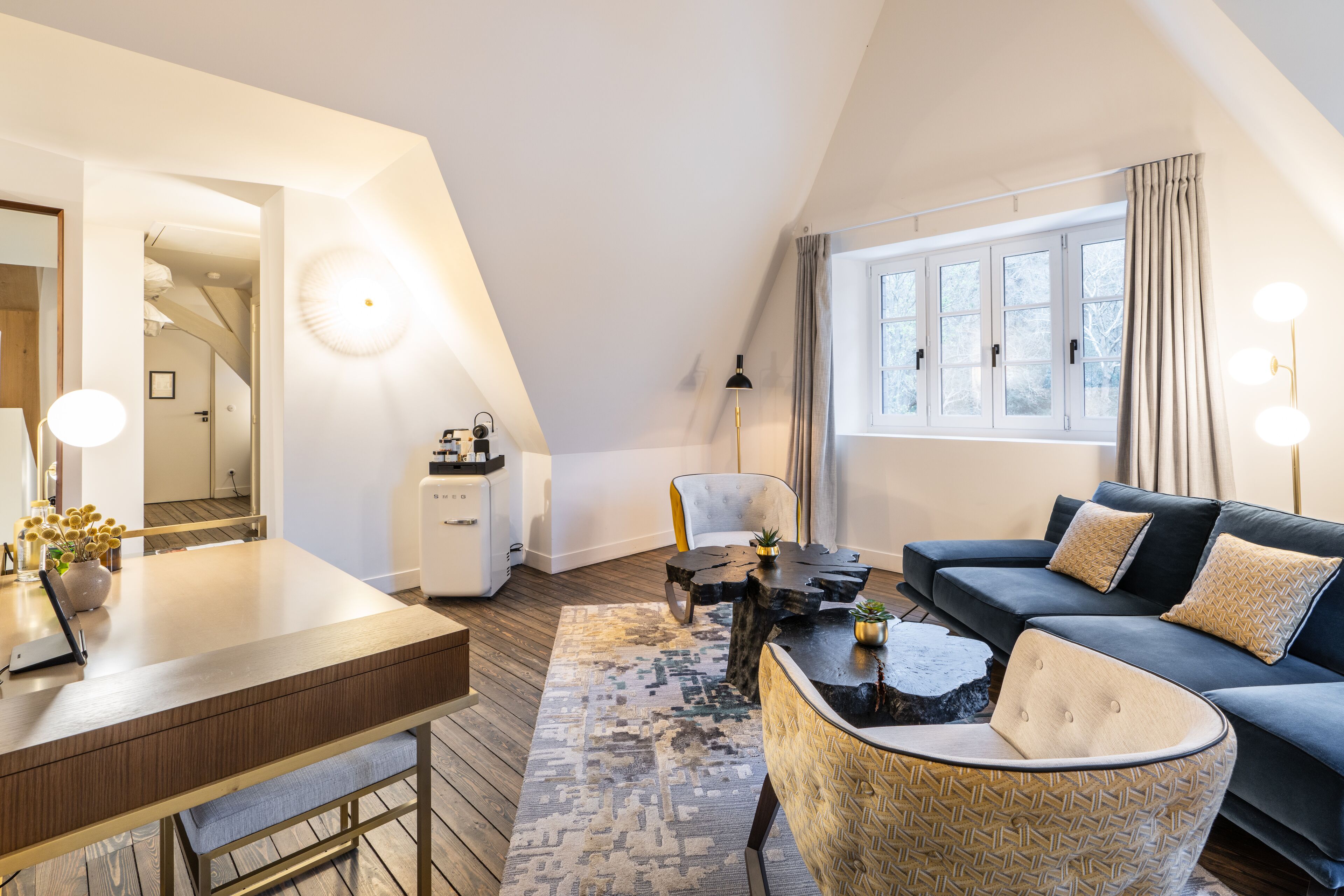 grand suite, 1 king bed, bathtub (biggy suite) | living area | 80-cm flat-screen tv with cable channels