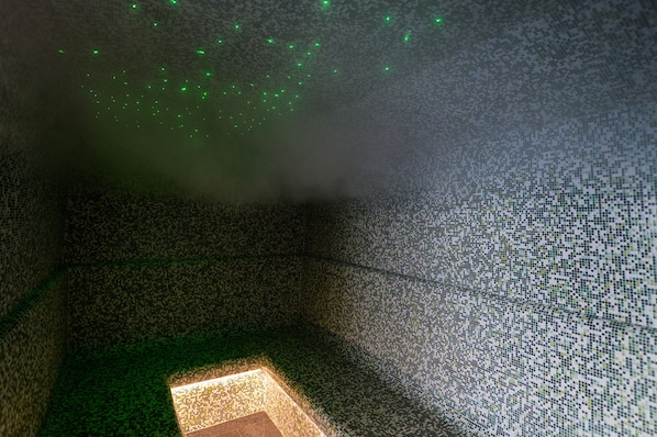 Espace de soins pour les couples, sauna, bain Ă remous, hammam
