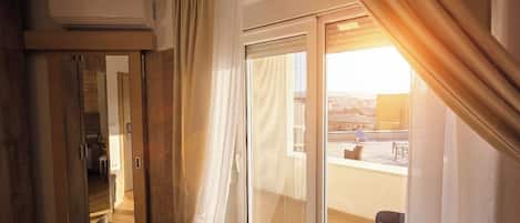 客室ごとに異なる装飾、客室ごとに異なるインテリア、デスク、ノートパソコン用作業スペース