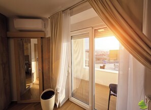 Yksilöllisesti sisustettu, yksilöllisesti kalustettu, työpöytä