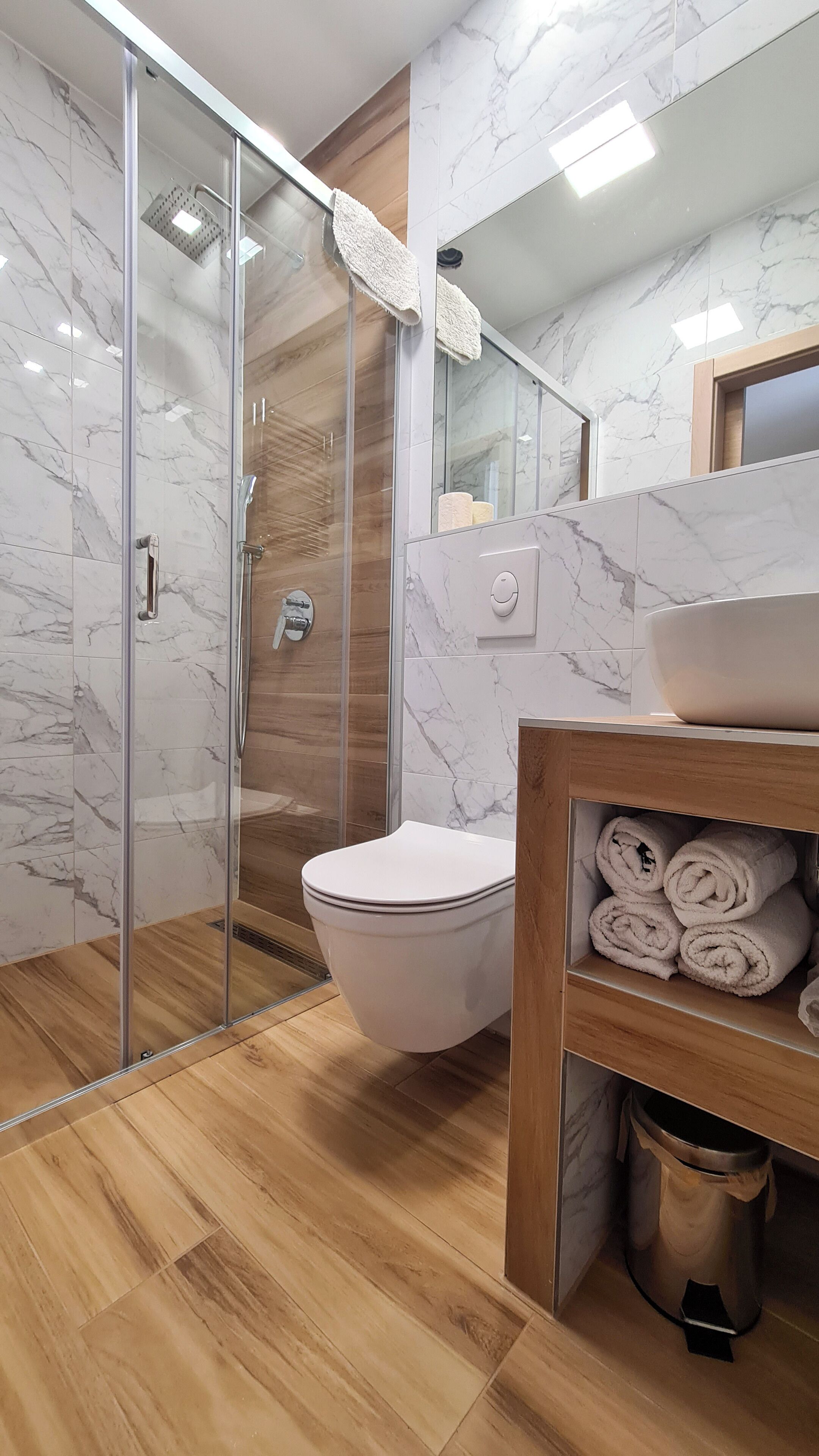 Double or Twin Room (Ginko 4) | Bathroom | Shower, rainfall showerhead, free toiletries, hair dryer