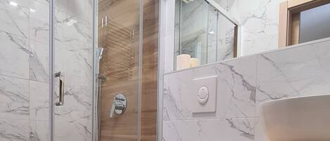Double or Twin Room (Ginko 4) | Badezimmer | Dusche, Regendusche, kostenlose Toilettenartikel, Haartrockner