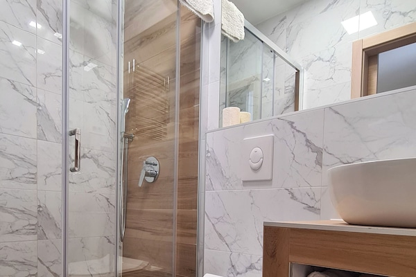 Double or Twin Room (Ginko 4) | Bathroom | Shower, rainfall showerhead, free toiletries, hair dryer